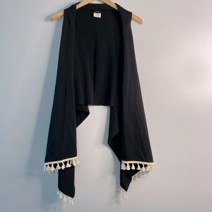 Sleeveless Shawl with Tassels